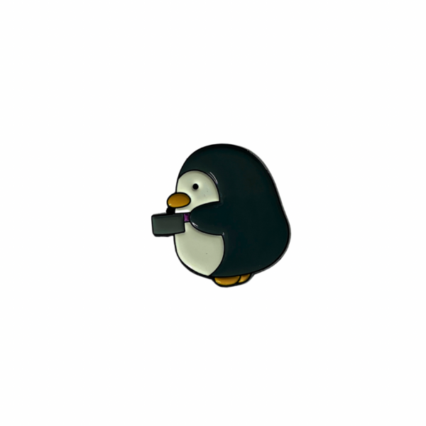 Pin Pingüino con hacha